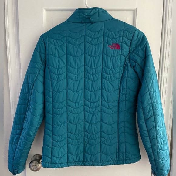 Women’s Small North Face Jacket - Picture 2 of 5